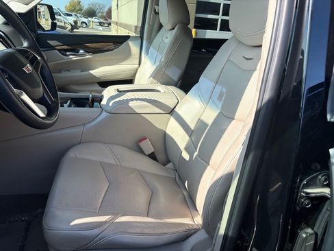 Used 2018 Cadillac Escalade Luxury image 5