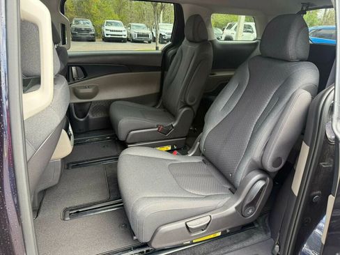 Used 2026 Kia Carnival LX image 8