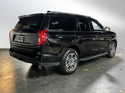 Used 2025 Ford Expedition Active AWD/4WD image 3