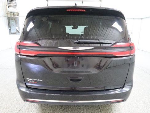 Used 2021 Chrysler Pacifica Touring-L FWD image 8