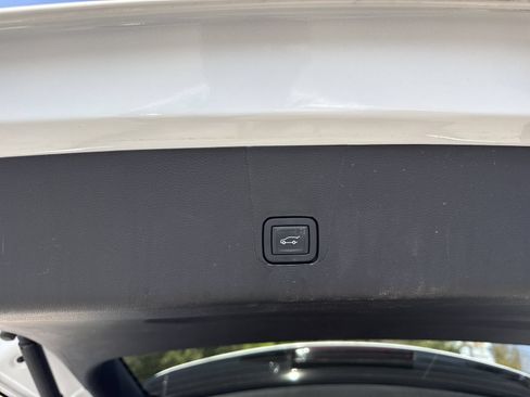 Used 2023 Chevrolet Traverse LT FWD image 33