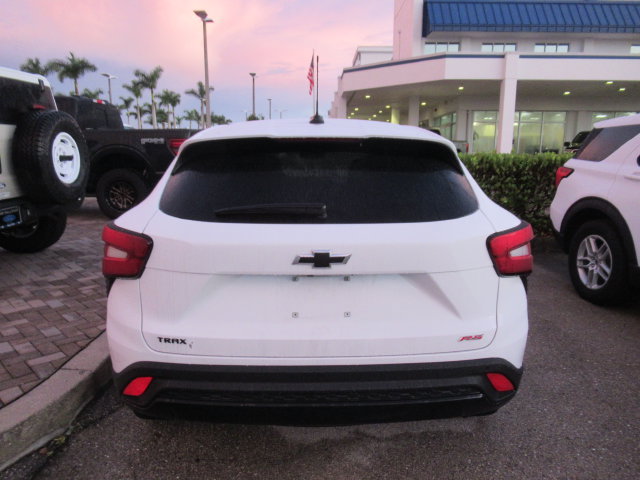 Used 2026 Chevrolet Trax RS w/ Sunroof Package FWD image 4