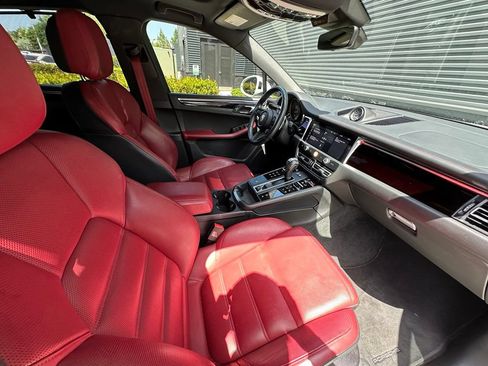 Certified 2024 Porsche Macan AWD/4WD image 42