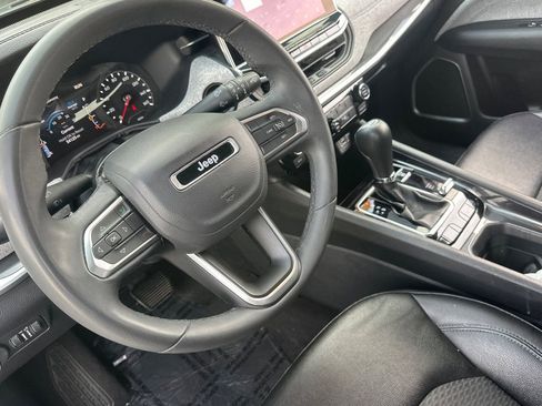 Used 2024 Jeep Compass Latitude image 11