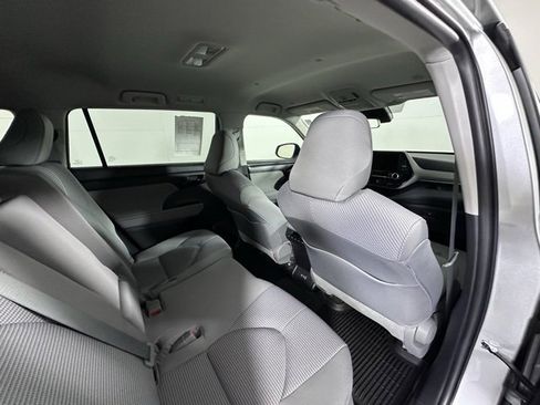 Used 2023 Toyota Highlander LE image 12