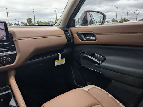 New 2026 Nissan Pathfinder Platinum FWD image 17