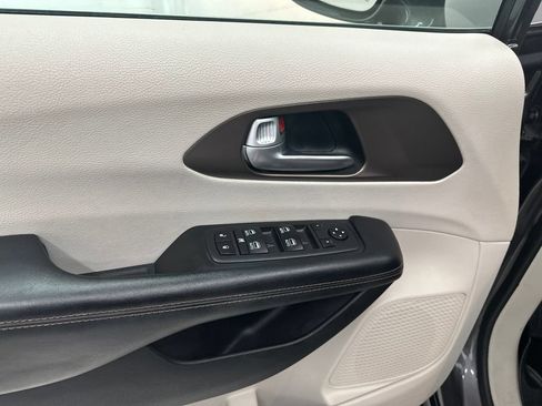 Used 2018 Chrysler Pacifica Touring-L Plus w/ Advanced Safetytec Group FWD image 15