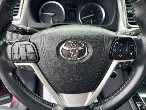 Used 2019 Toyota Highlander XLE AWD/4WD image 22