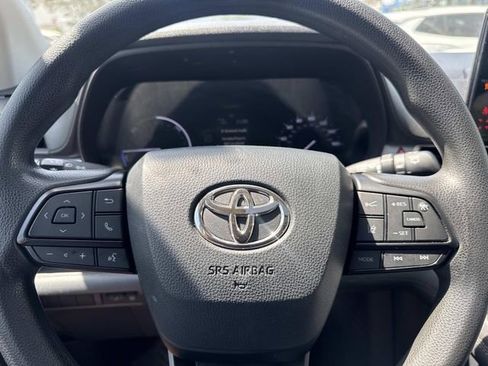 Used 2022 Toyota Sienna LE w/ LE Plus Package AWD/4WD image 15