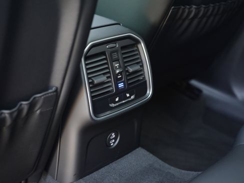 Certified 2026 Porsche Macan AWD/4WD image 32