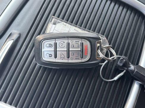 Used 2024 Chrysler Pacifica Touring-L FWD image 21