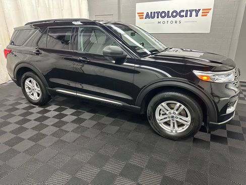 Used 2022 Ford Explorer XLT AWD/4WD image 2