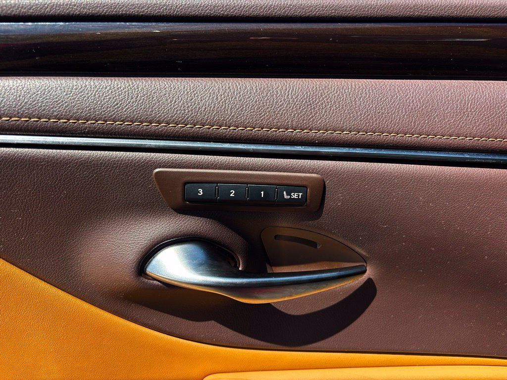 Used 2019 Lexus ES 300h w/ Accessory Package 2 FWD image 24