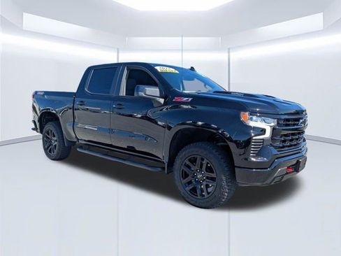 Used 2025 Chevrolet Silverado 1500 LT Trail Boss w/ Convenience Package II AWD/4WD image 2