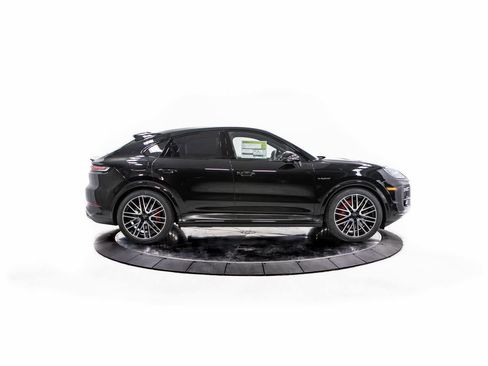 New 2026 Porsche Cayenne Turbo image 8