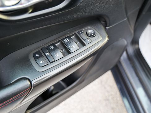 Used 2022 Jeep Cherokee Trailhawk AWD/4WD image 35