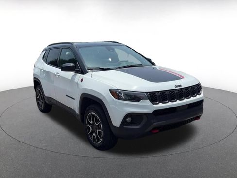 Used 2025 Jeep Compass Trailhawk AWD/4WD image 2