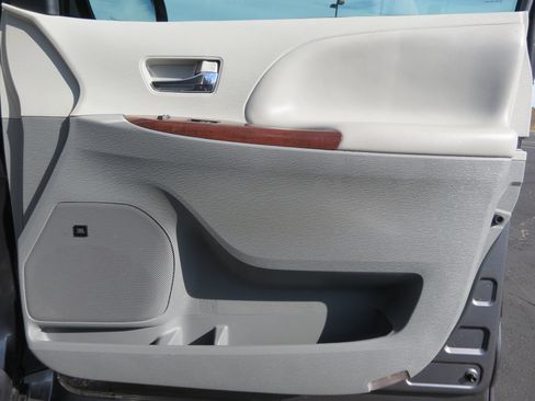 Used 2012 Toyota Sienna XLE image 35