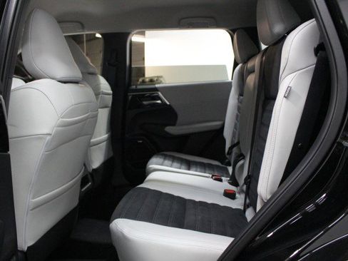 New 2025 Mitsubishi Outlander SE image 24