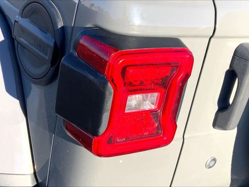 Used 2018 Jeep Wrangler Unlimited Sahara image 29