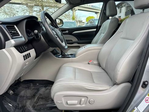 Used 2014 Toyota Highlander XLE image 19