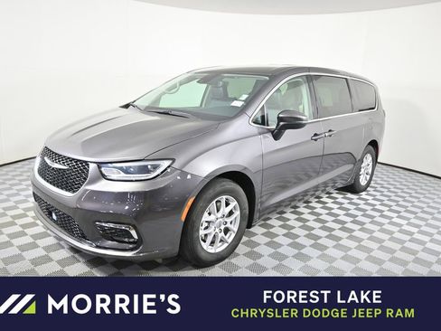 Used 2023 Chrysler Pacifica Touring-L FWD image 1