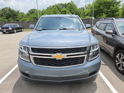 Used 2016 Chevrolet Suburban LT RWD image 3