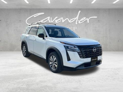 New 2026 Nissan Pathfinder SL image 2