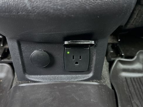Used 2018 Ford Fusion SE w/ Equipment Group 601A FWD image 16