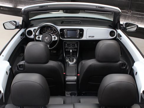 Used 2018 Volkswagen Beetle 2.0T SE FWD image 29
