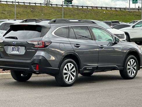 Used 2022 Subaru Outback Premium image 3