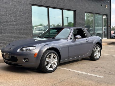 Used 2006 MAZDA MX-5 Miata Touring RWD image 6