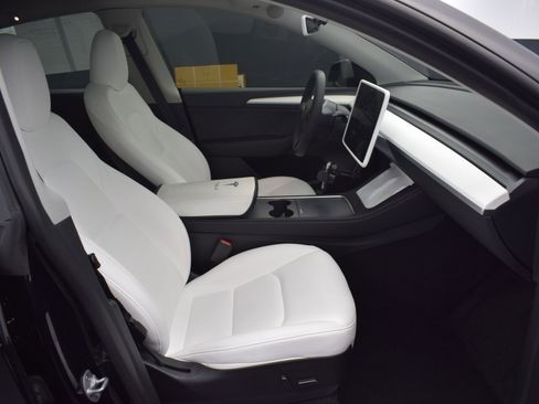 Used 2023 Tesla Model Y Long Range image 9