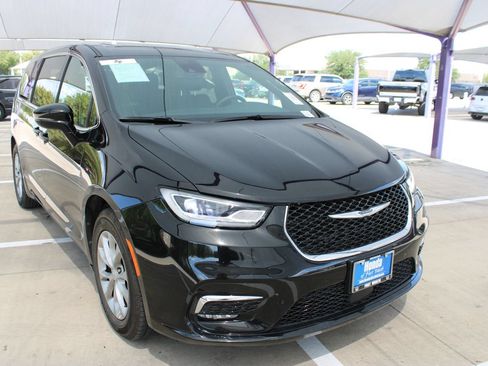 Used 2026 Chrysler Pacifica Limited FWD image 8