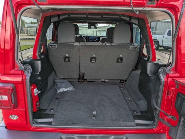 Used 2025 Jeep Wrangler Unlimited Sahara AWD/4WD image 13