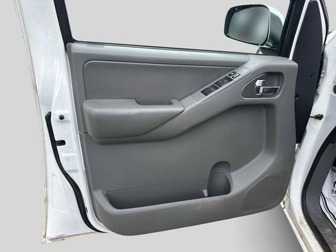 Used 2013 Nissan Frontier SL w/ Moonroof Pkg AWD/4WD image 13