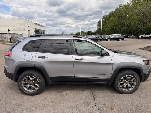 Used 2020 Jeep Cherokee Trailhawk w/ Cold Weather Group AWD/4WD image 2
