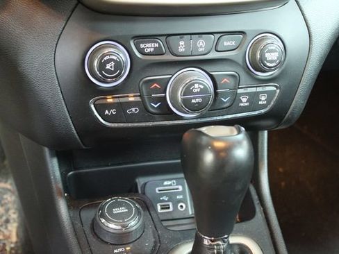 Used 2016 Jeep Cherokee Limited w/ Luxury Group AWD/4WD image 19