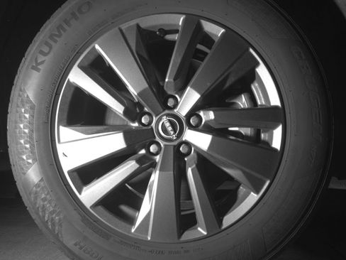 Used 2025 Nissan Pathfinder SV FWD image 13