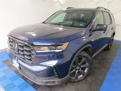 Used 2025 Honda Pilot Sport image 4