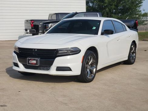 Used 2019 Dodge Charger SXT w/ Blacktop Package RWD image 3