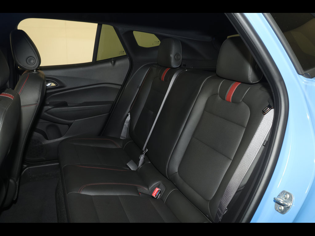 Used 2024 Chevrolet Trax RS w/ Sunroof Package FWD image 27