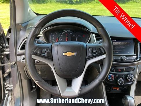 Used 2022 Chevrolet Trax LT w/ Premium Seat Package AWD/4WD image 18