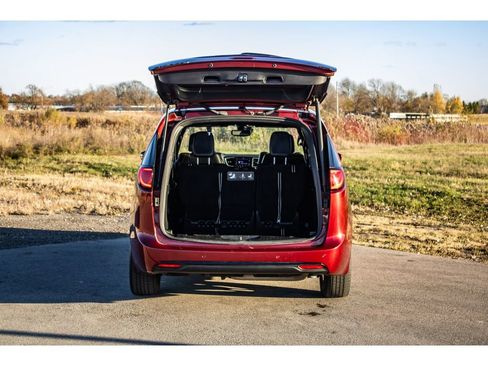 Used 2020 Chrysler Pacifica Touring-L w/ Advanced Safetytec Group image 8