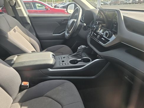 Used 2023 Toyota Highlander LE AWD/4WD image 14