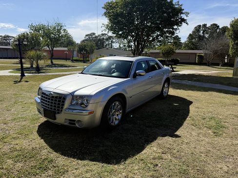 Used 2005 Chrysler 300 C RWD image 1