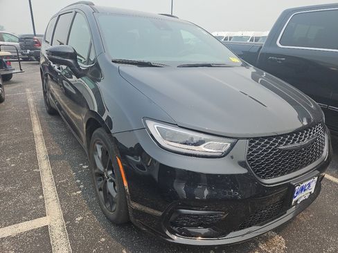 Used 2023 Chrysler Pacifica Touring-L w/ S Appearance Package FWD image 3
