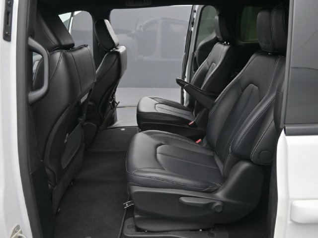 Used 2024 Chrysler Pacifica Limited FWD image 19