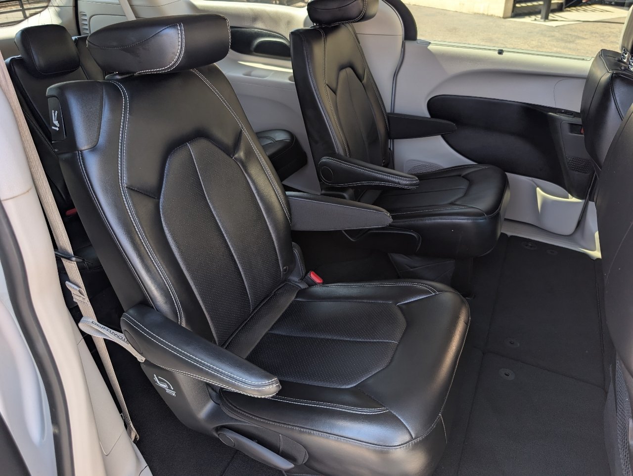 Used 2024 Chrysler Pacifica Touring-L FWD image 5