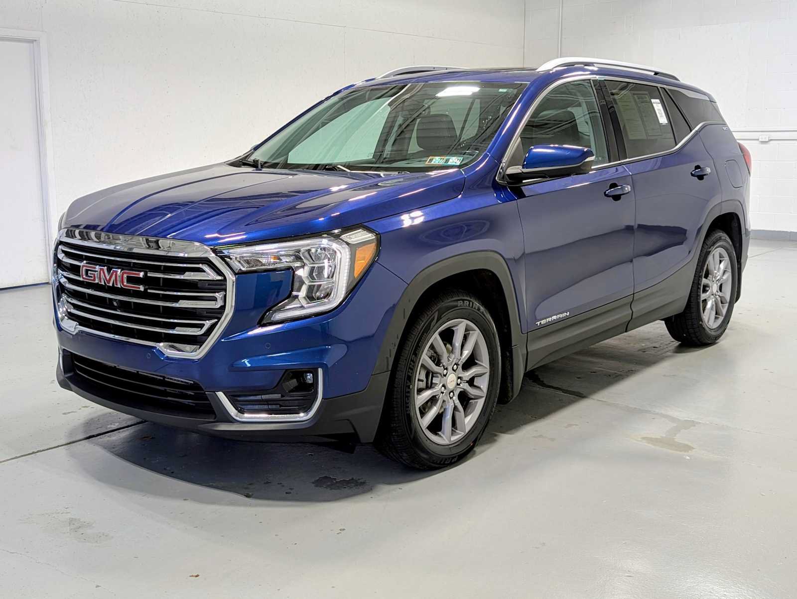 Used 2022 GMC Terrain SLT w/ Tech Package AWD/4WD image 1